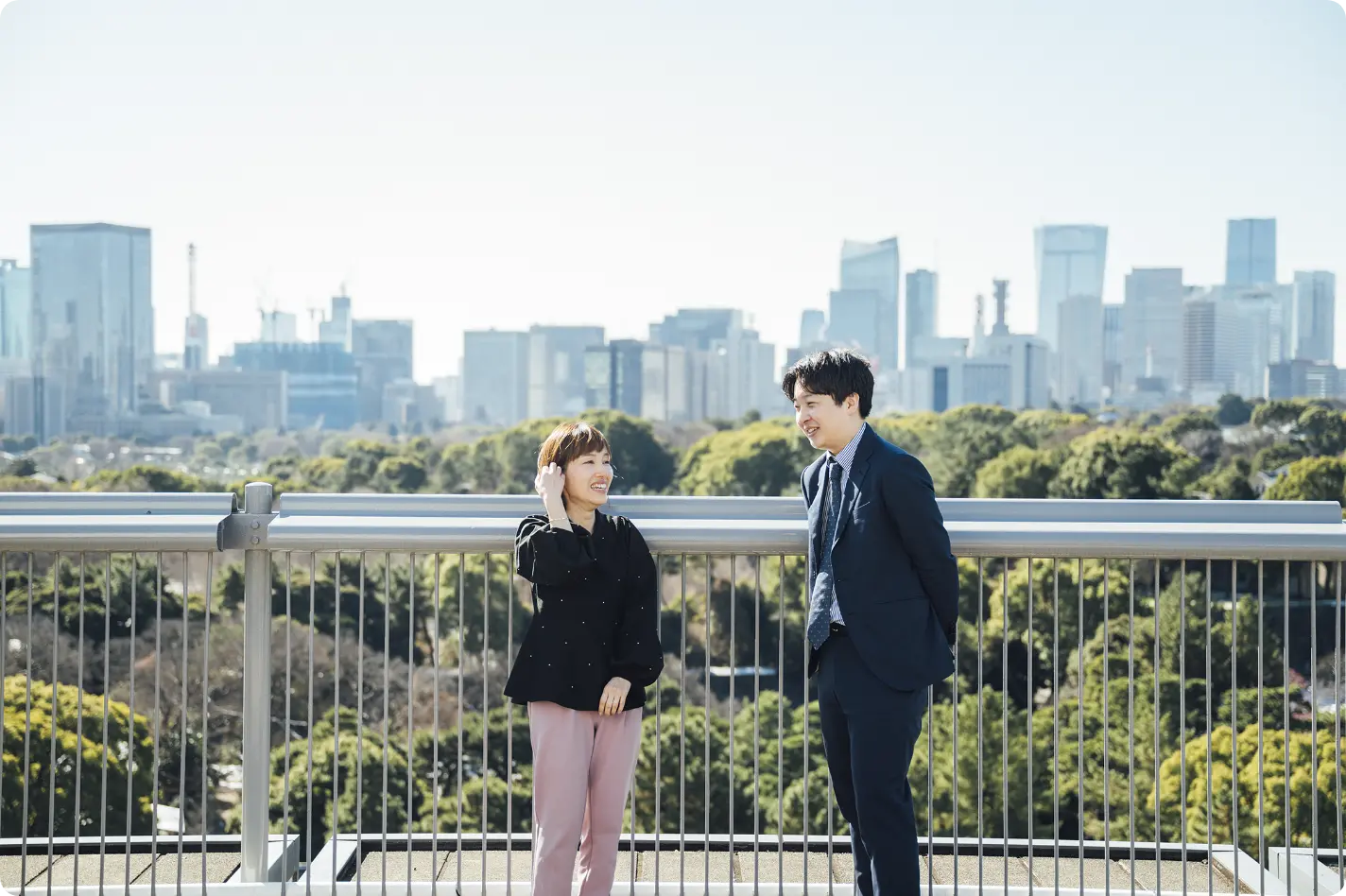 屋上で会話風景の写真