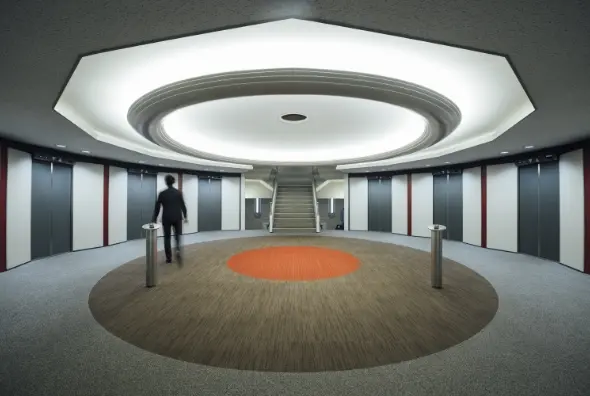 採用イメージ写真　エレベーターホール